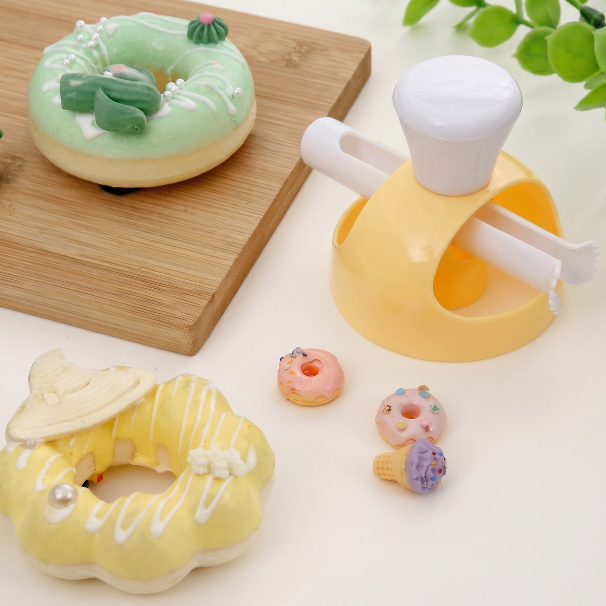 Set Universal pentru Gogoși cu Matriță din Plastic și Clește